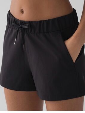 Lululemon On The Fly Shorts 2.5" Black Luxstreme Like New Size 6